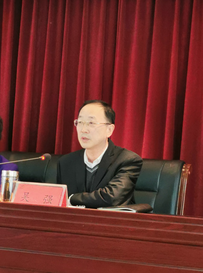 南校区多功能厅召开了新学期全校教职工会议,会议由陈德云副校长主持